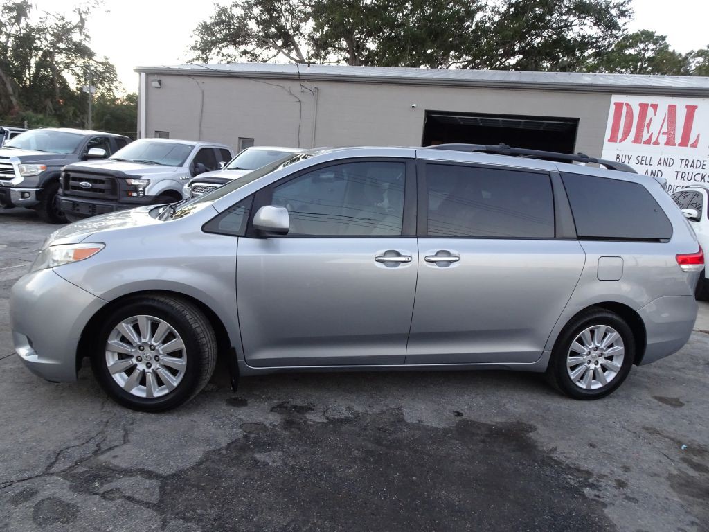 2011 Toyota Sienna Image 8