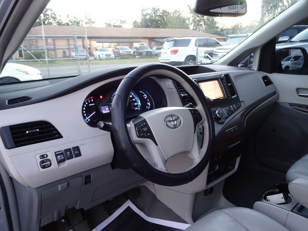 2011 Toyota Sienna Image 10