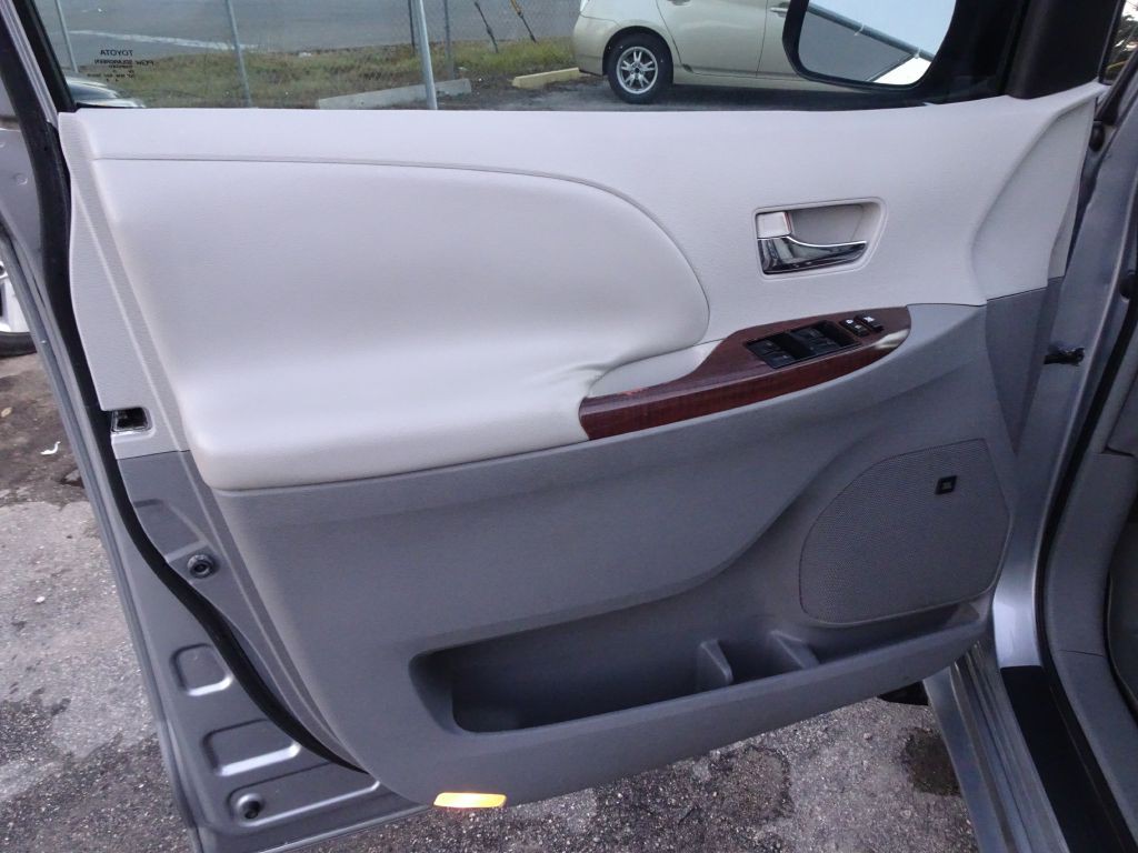 2011 Toyota Sienna Image 12