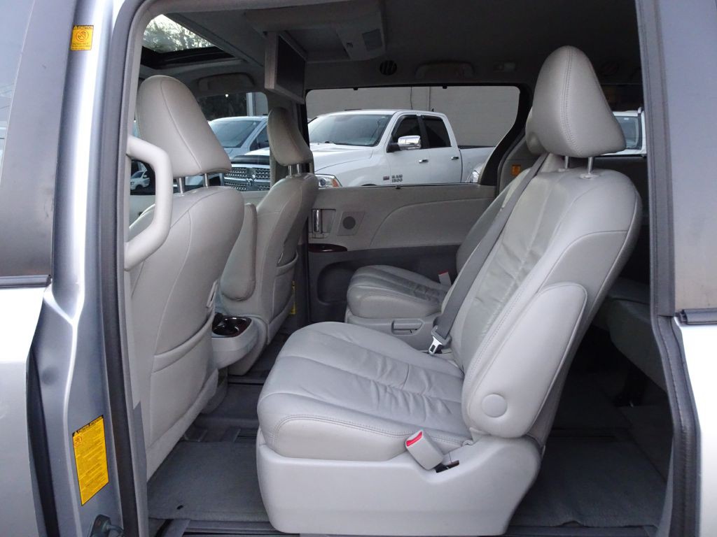 2011 Toyota Sienna Image 13