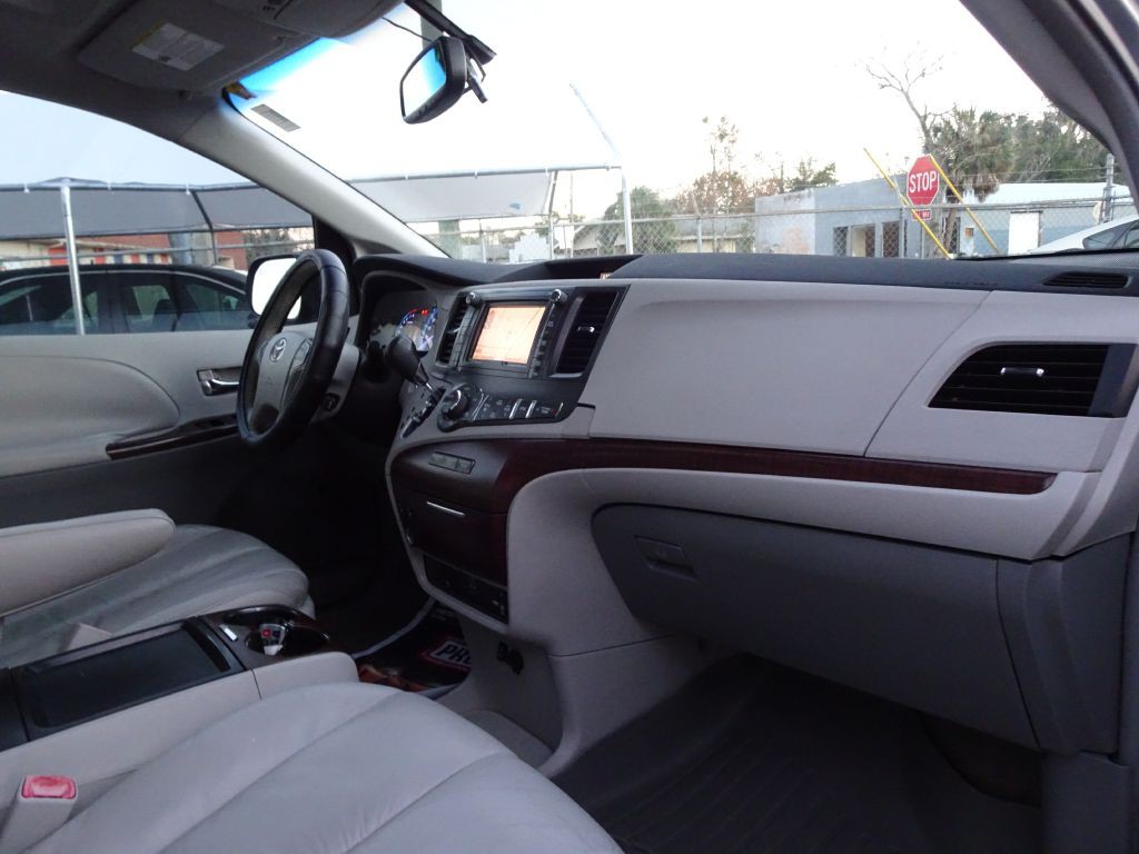 2011 Toyota Sienna Image 14