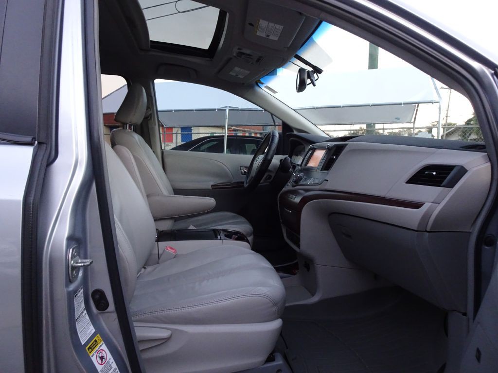 2011 Toyota Sienna Image 15