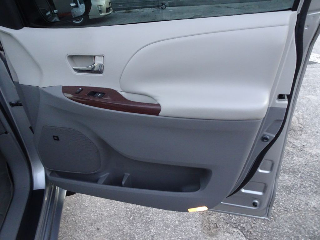 2011 Toyota Sienna Image 16