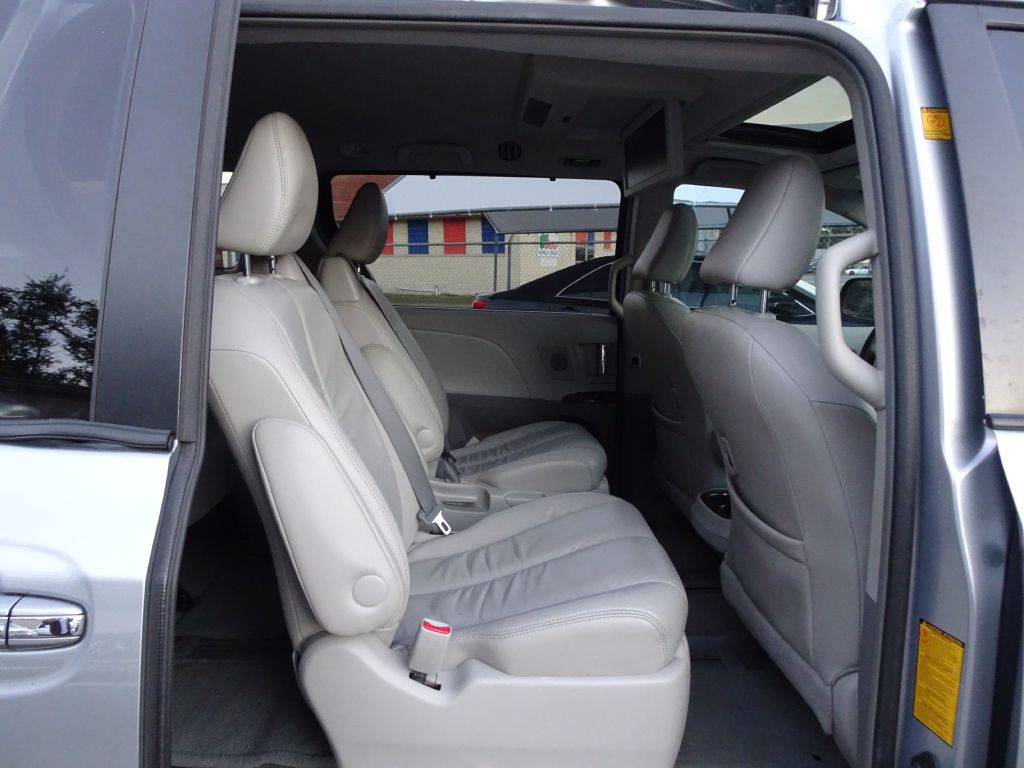 2011 Toyota Sienna Image 17