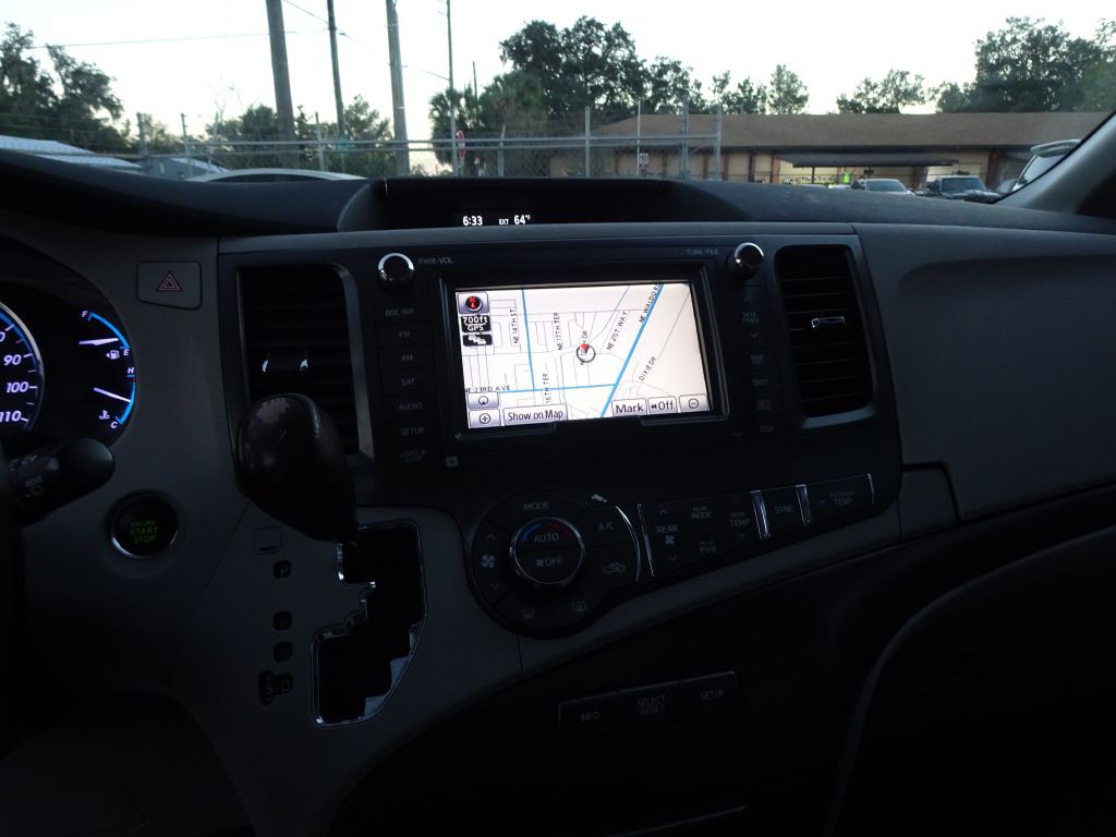 2011 Toyota Sienna Image 21