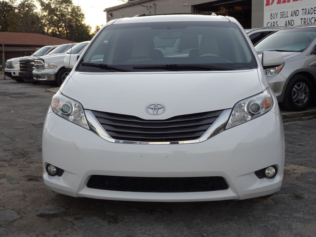 2012 Toyota Sienna Image 2