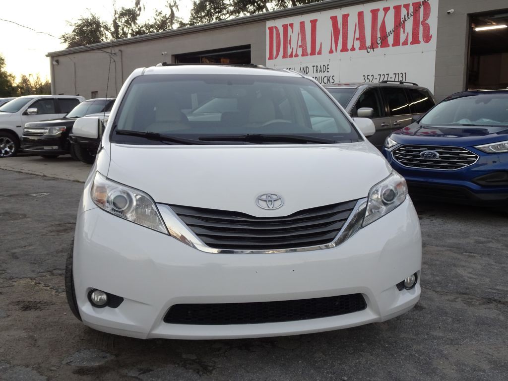 2012 Toyota Sienna Image 3