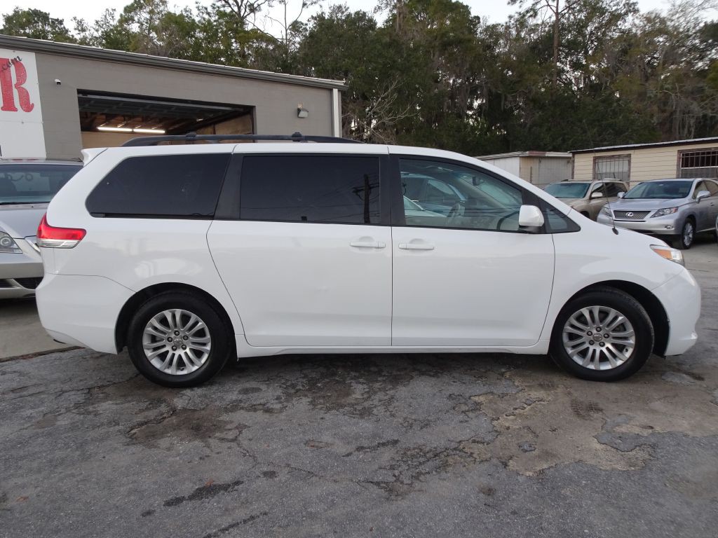 2012 Toyota Sienna Image 5