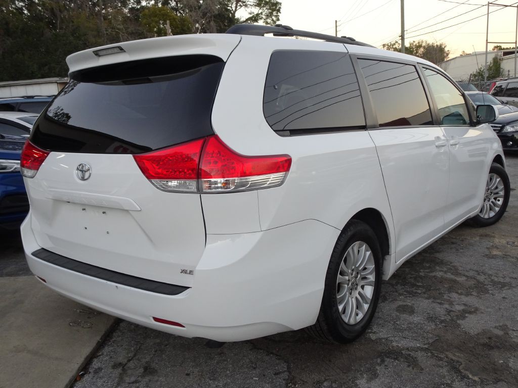 2012 Toyota Sienna Image 6