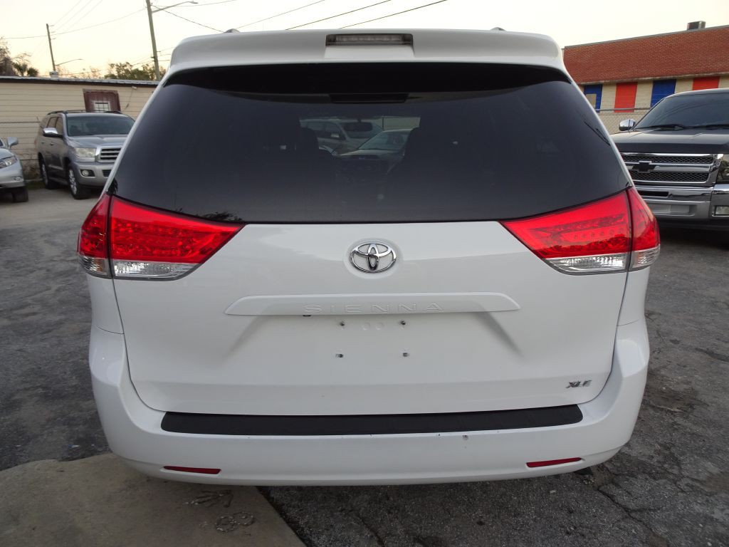 2012 Toyota Sienna Image 7