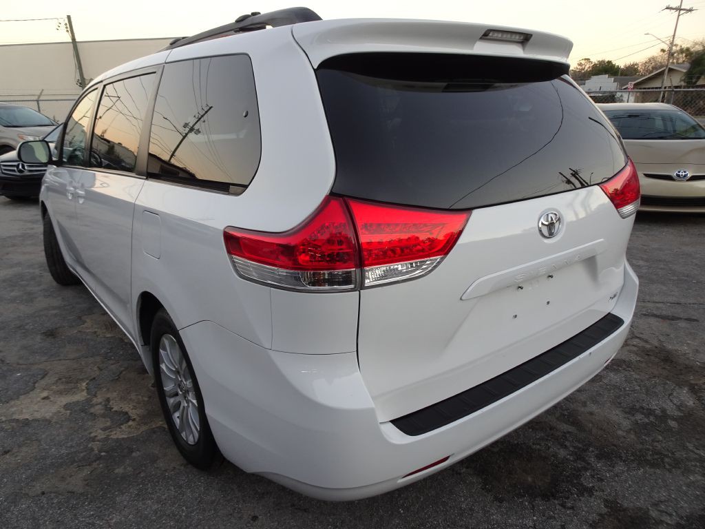 2012 Toyota Sienna Image 8