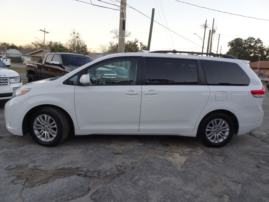 2012 Toyota Sienna Image 9