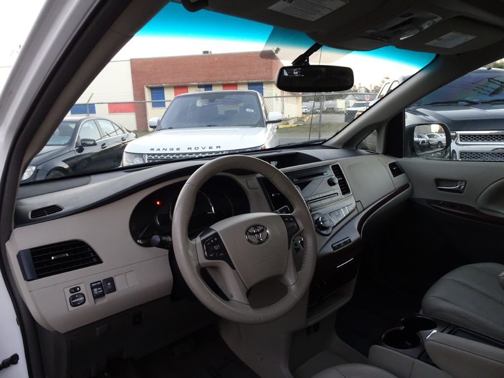2012 Toyota Sienna Image 11