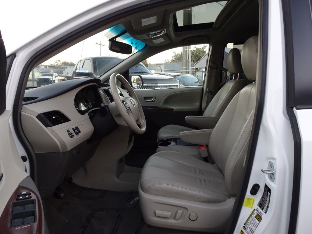 2012 Toyota Sienna Image 12