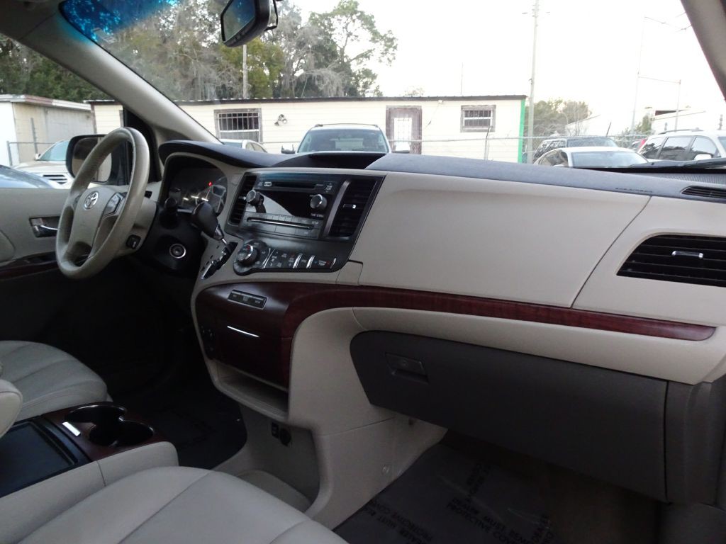 2012 Toyota Sienna Image 15