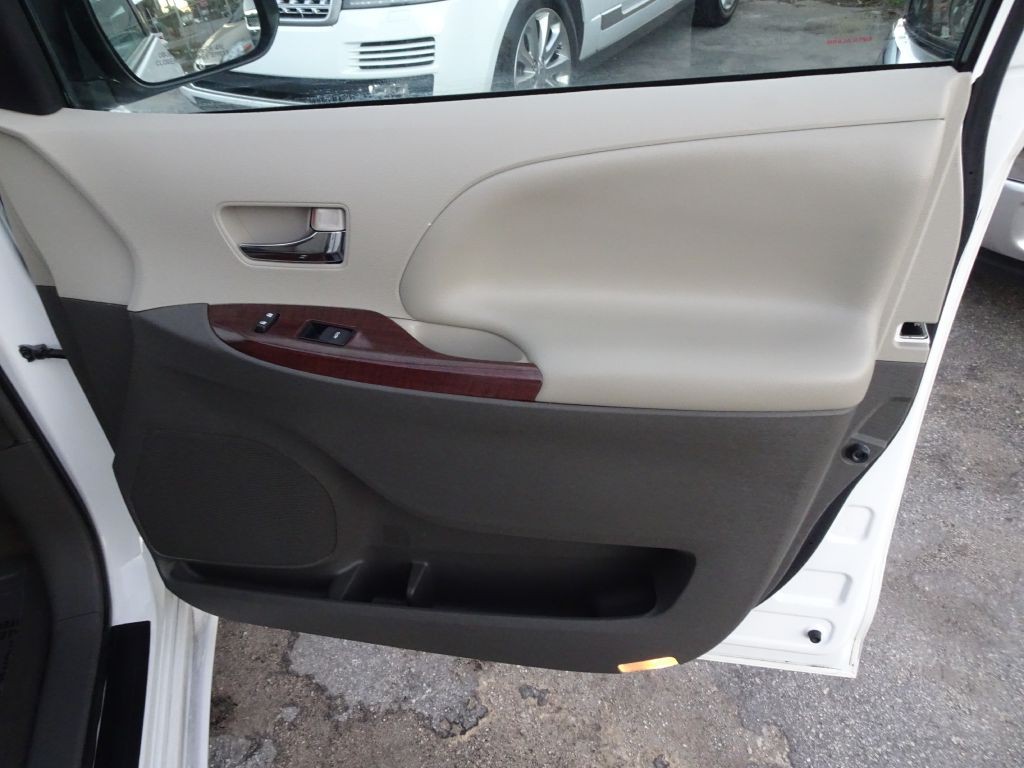2012 Toyota Sienna Image 17