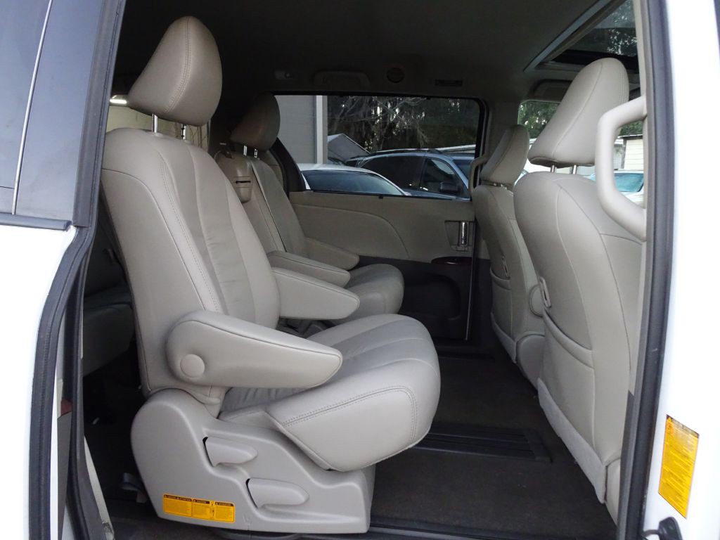 2012 Toyota Sienna Image 18