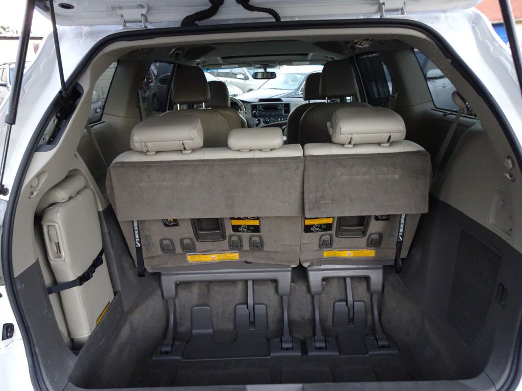 2012 Toyota Sienna Image 19