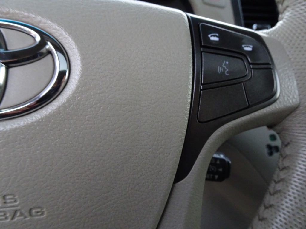2012 Toyota Sienna Image 21