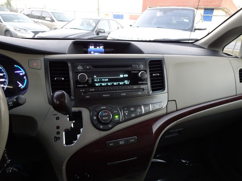 2012 Toyota Sienna Image 23