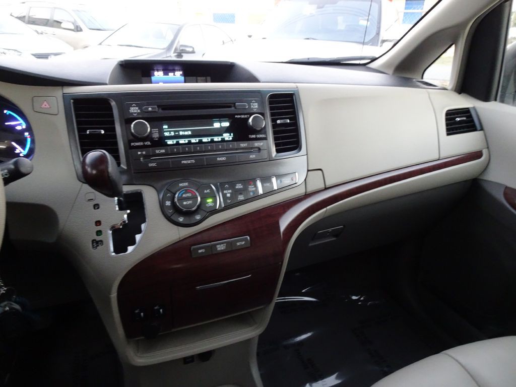 2012 Toyota Sienna Image 24
