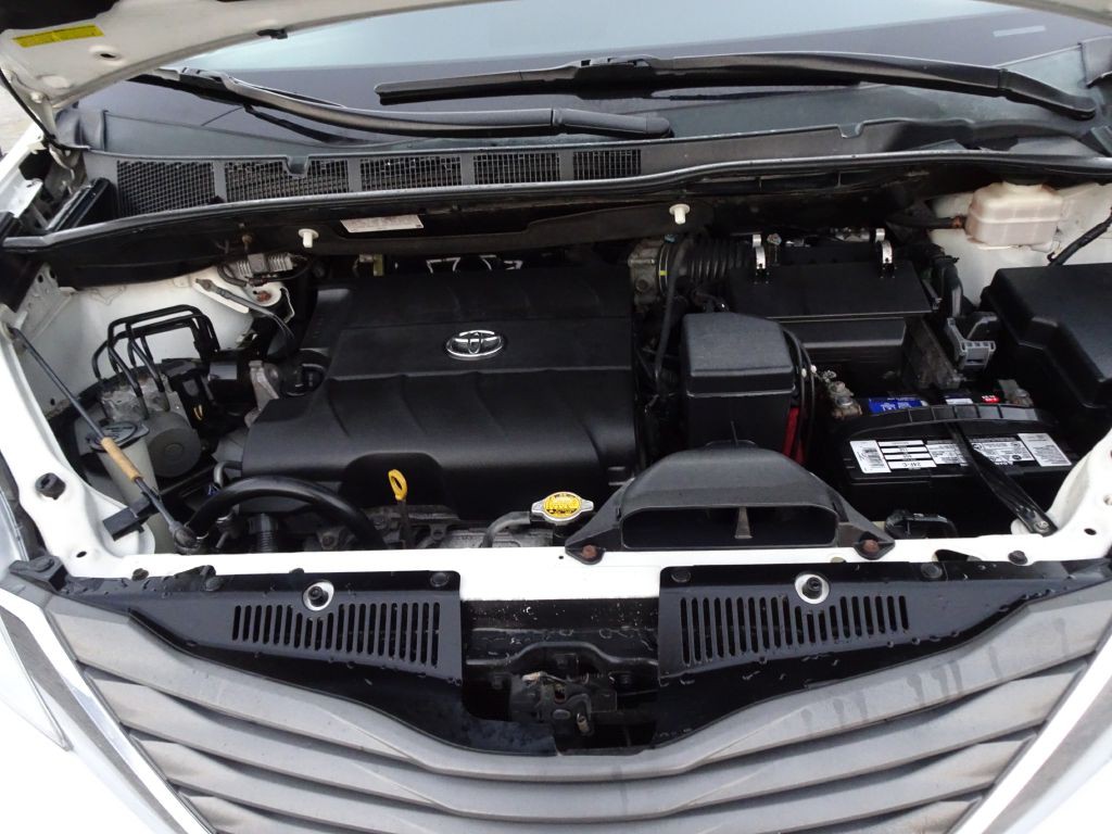 2012 Toyota Sienna Image 26