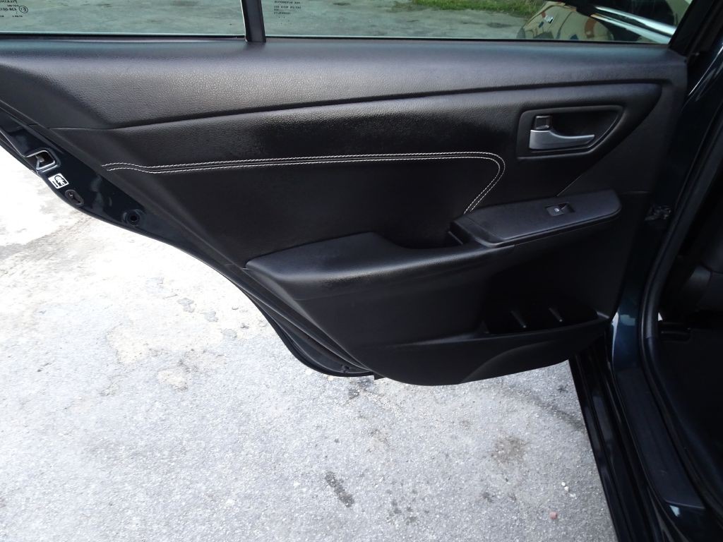 2016 Toyota Camry Image 15