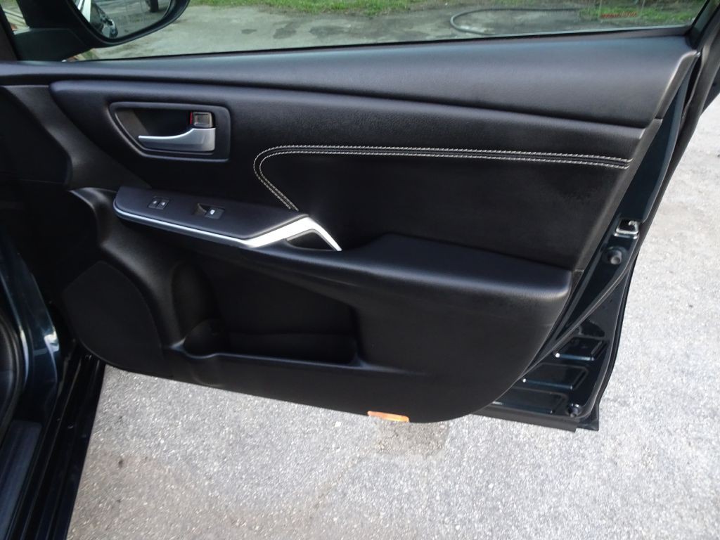 2016 Toyota Camry Image 18
