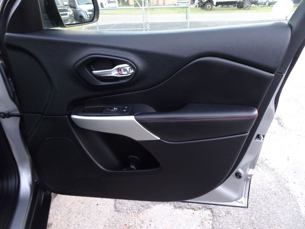 2017 Jeep Cherokee Image 18