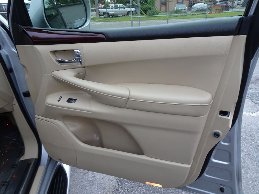 2011 Lexus LX Image 18