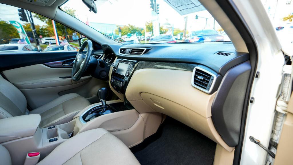 2016 Nissan Rogue Image 18