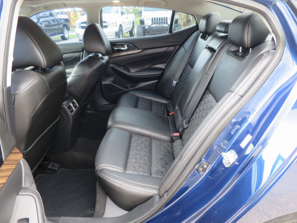 2016 Nissan Maxima Image 11