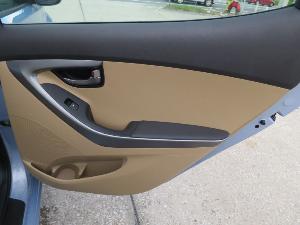 2012 Hyundai Elantra Image 16
