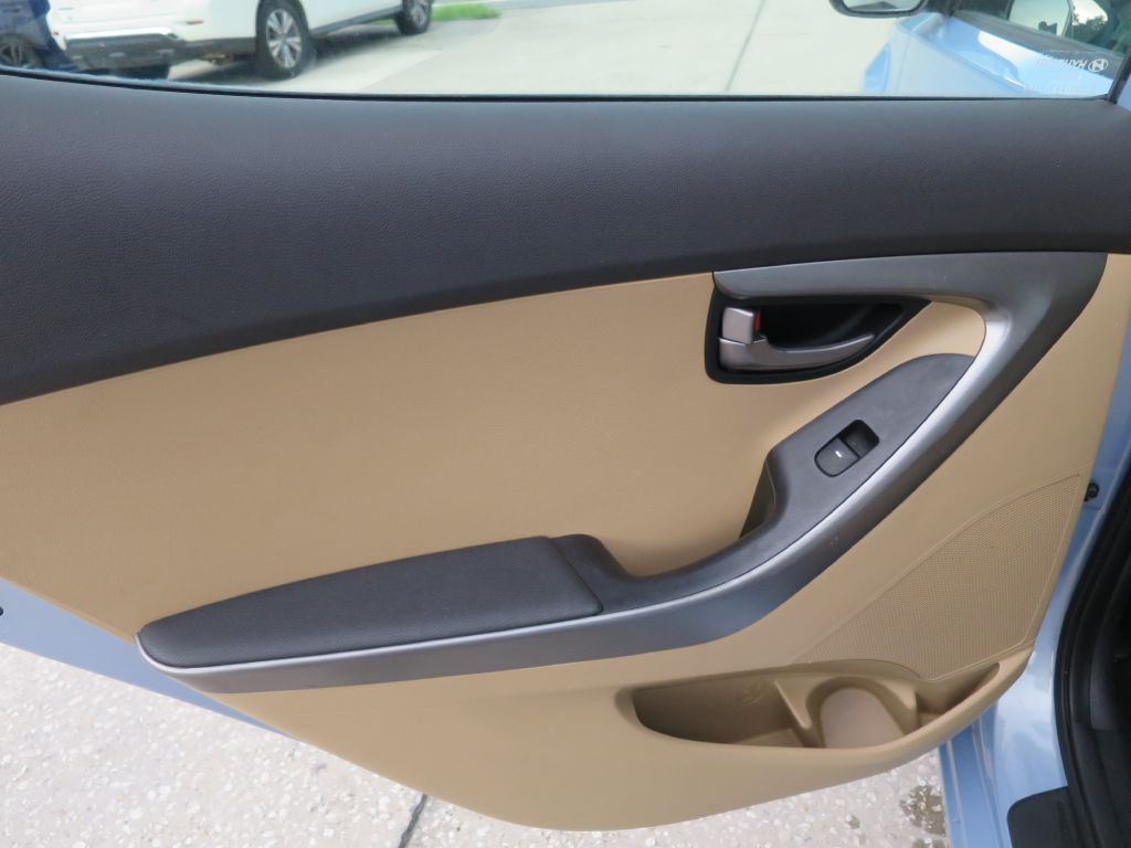 2012 Hyundai Elantra Image 17