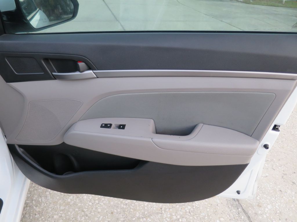 2017 Hyundai Elantra Image 15