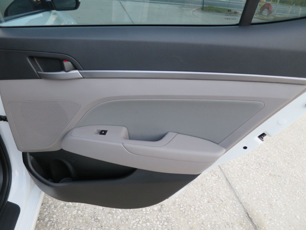 2017 Hyundai Elantra Image 16