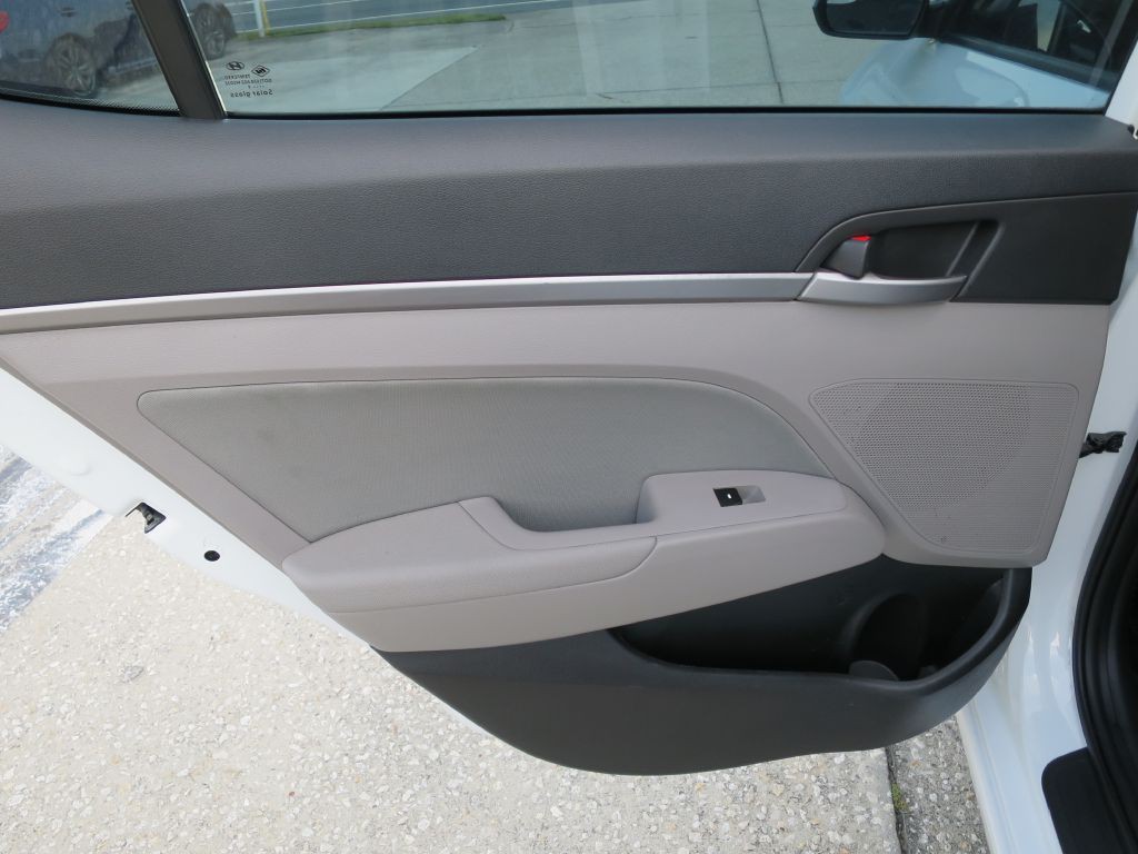 2017 Hyundai Elantra Image 17