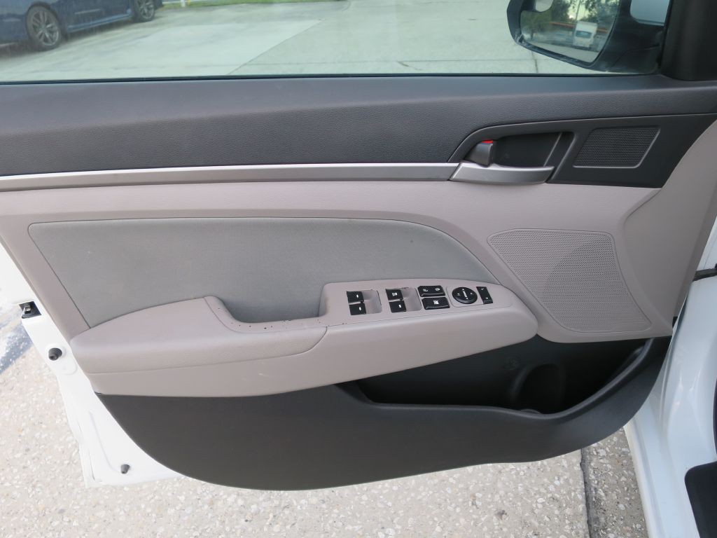 2017 Hyundai Elantra Image 18