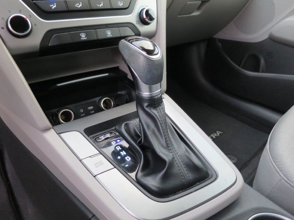 2017 Hyundai Elantra Image 25