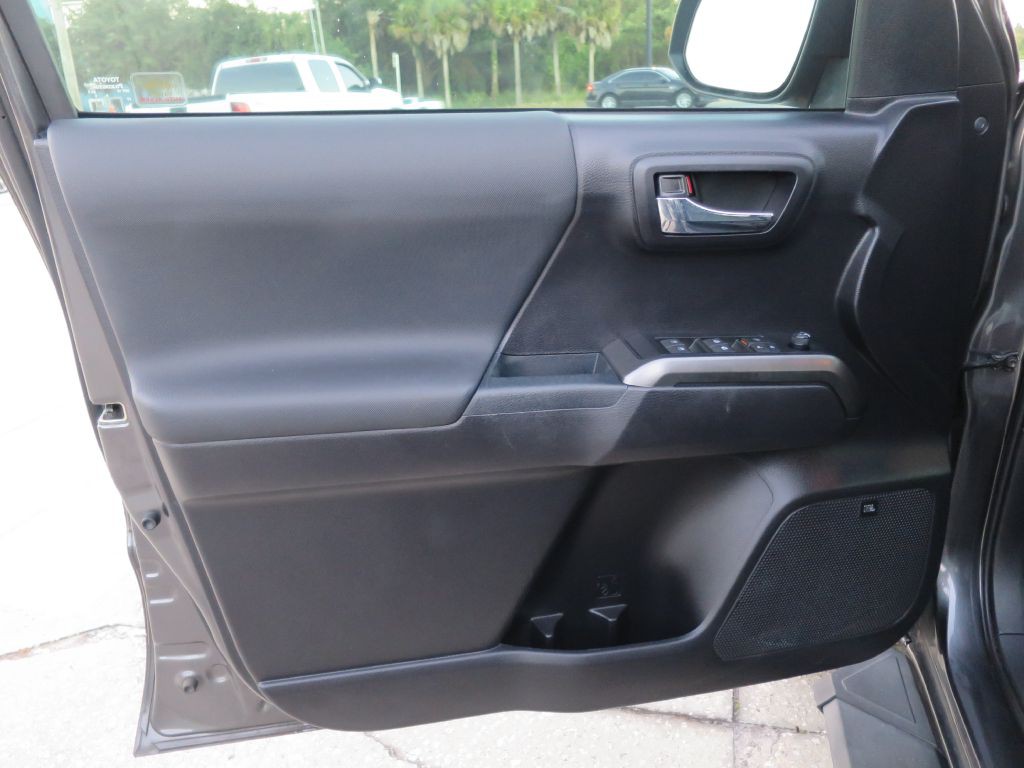 2020 Toyota Tacoma Image 18