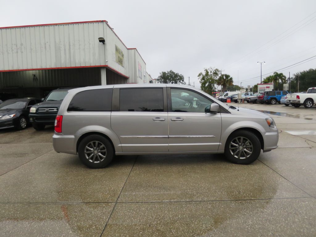 2016 Chrysler Town & Country Image 4