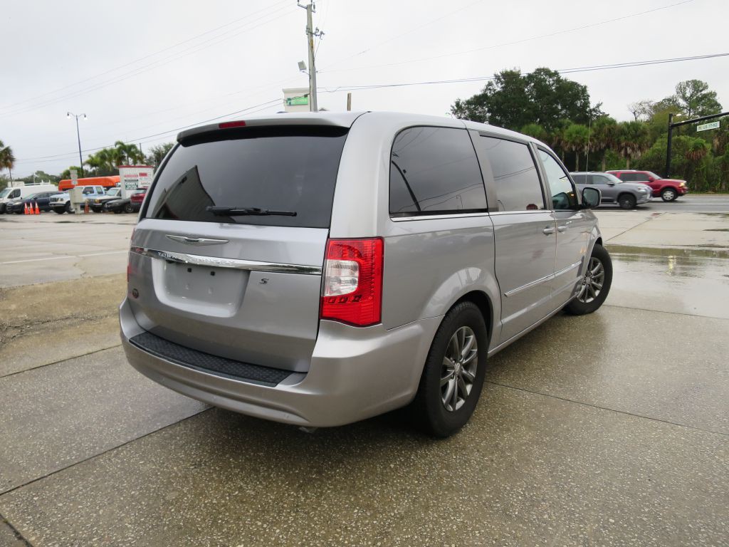 2016 Chrysler Town & Country Image 5