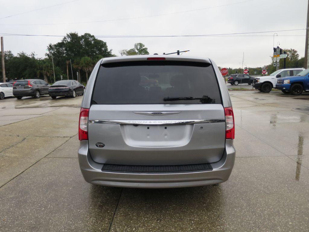 2016 Chrysler Town & Country Image 6