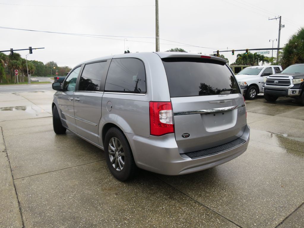 2016 Chrysler Town & Country Image 7