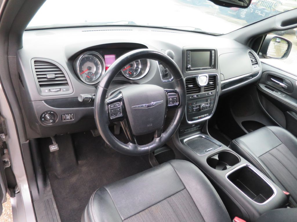 2016 Chrysler Town & Country Image 9