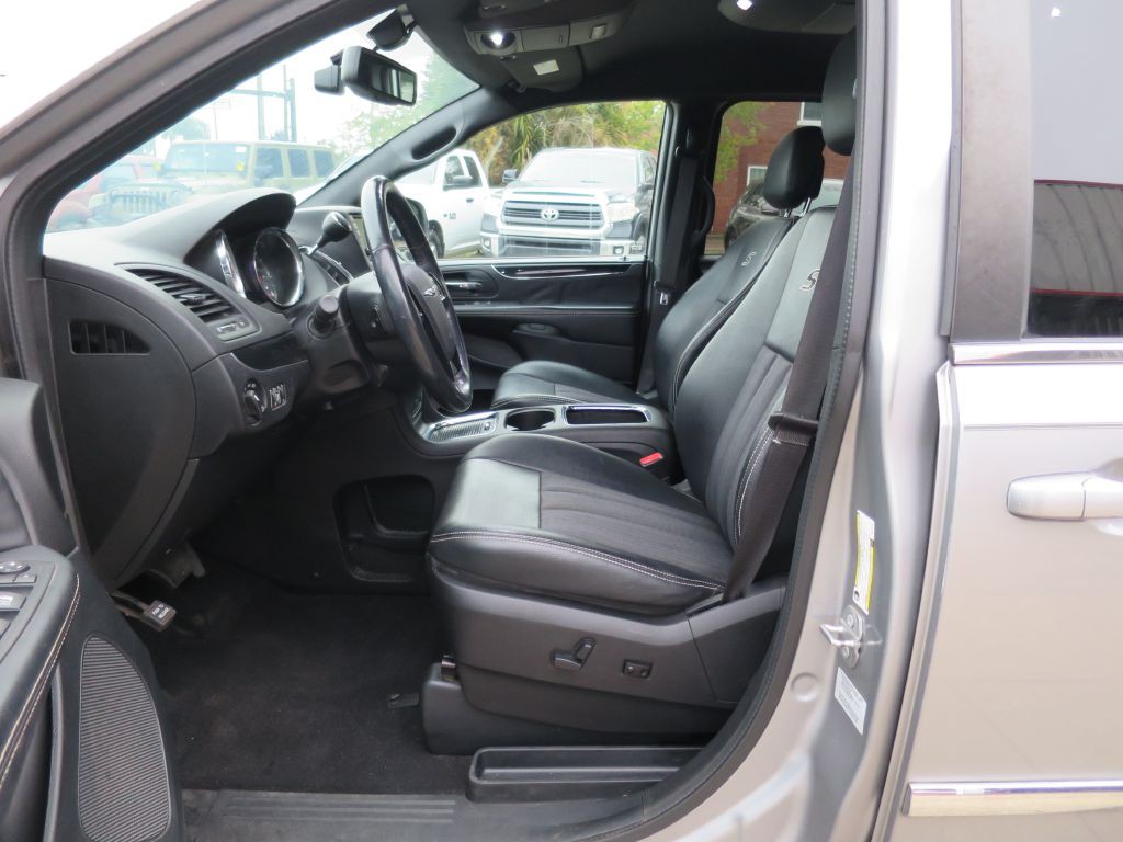 2016 Chrysler Town & Country Image 10
