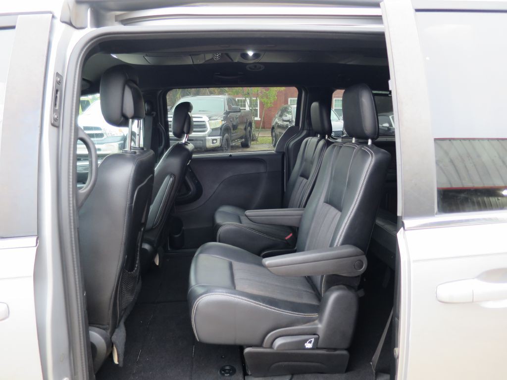 2016 Chrysler Town & Country Image 11