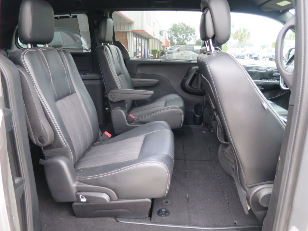 2016 Chrysler Town & Country Image 13