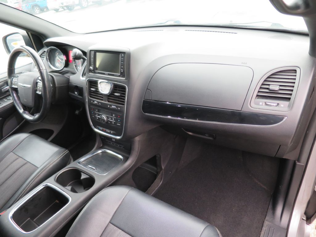 2016 Chrysler Town & Country Image 14