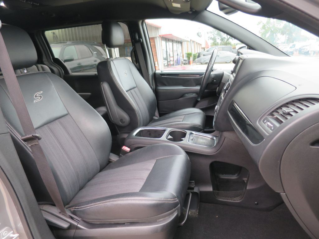 2016 Chrysler Town & Country Image 15